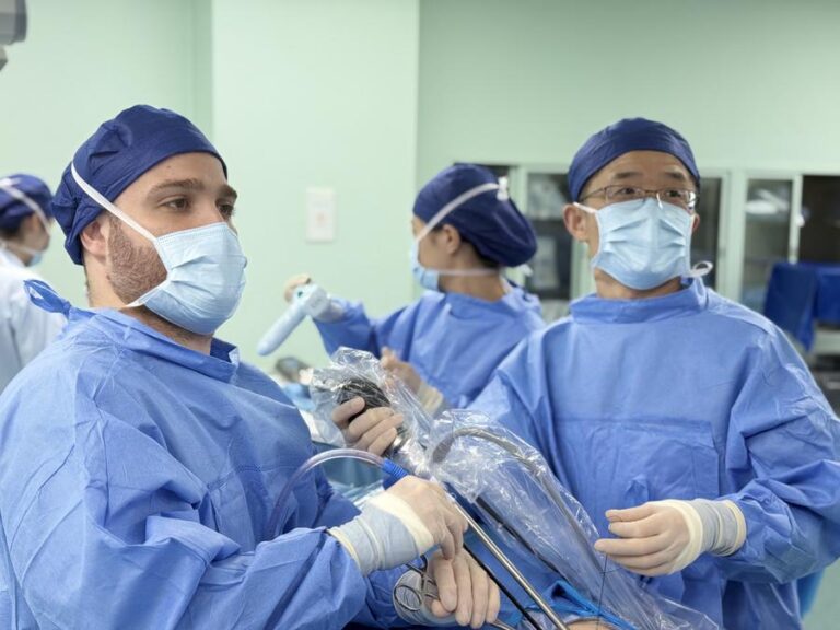 CHINA-SHANGHAI-FRENCH SURGEON-CAREER DEVELOPMENT (CN)