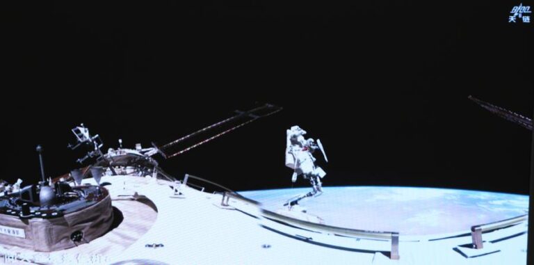 (EyesOnSci) CHINA-SHENZHOU-20-CREW-THIRD EXTRAVEHICULAR ACTIVITIES-COMPLETION (CN)